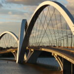 Ponte Juscelino Kubitschek em Brasília com refleto no Lago Paranoá e céu azul