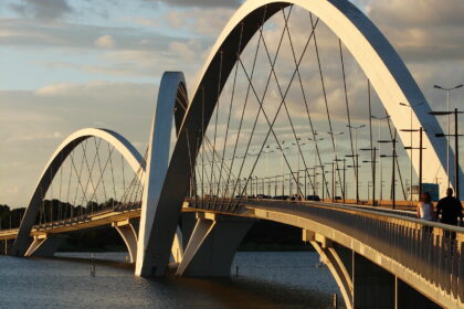 Ponte Juscelino Kubitschek em Brasília com refleto no Lago Paranoá e céu azul