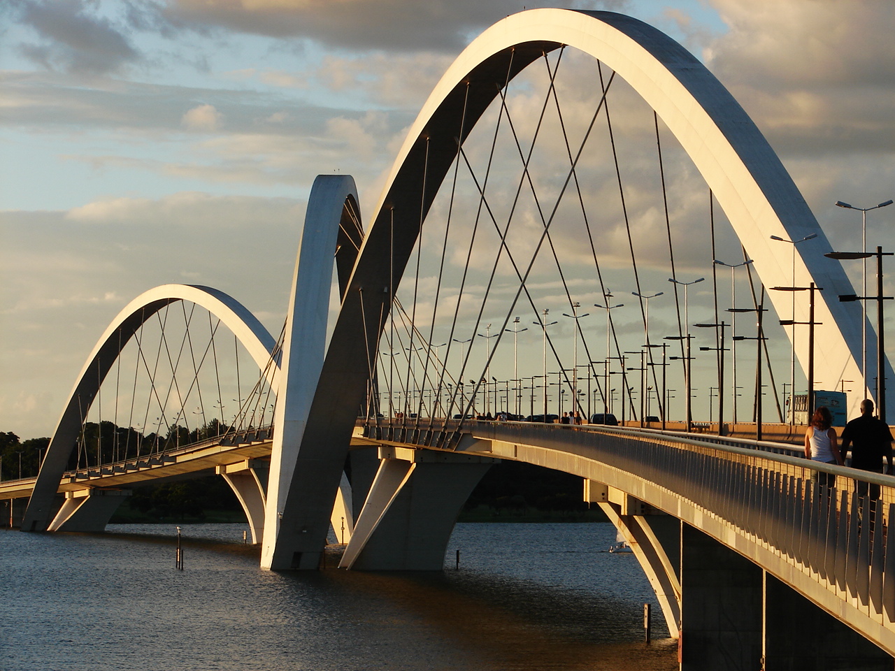 Ponte Juscelino Kubitschek em Brasília com refleto no Lago Paranoá e céu azul