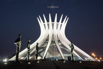 Catedral Metropolitana Nossa Senhora Aparecida projeto de Oscar Niemeyer em Brasília