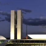 Congresso Nacional do Brasil em Brasília durante a noite com iluminação cênica