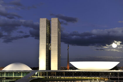 Congresso Nacional do Brasil em Brasília durante a noite com iluminação cênica