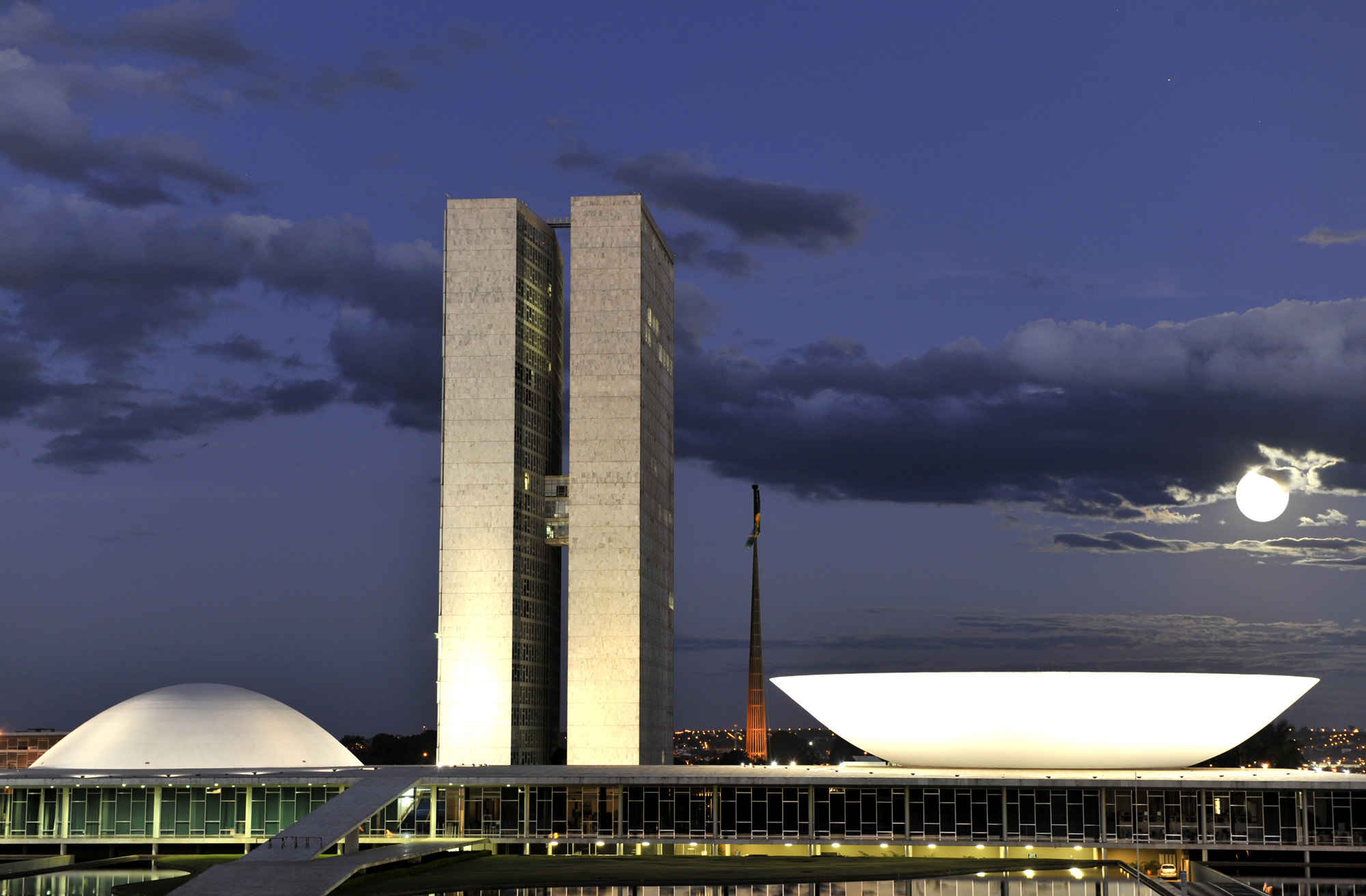 Congresso Nacional do Brasil em Brasília durante a noite com iluminação cênica