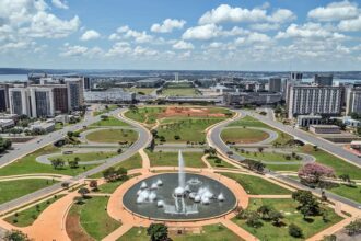 Vista aérea do Planalto Central e da Esplanada dos Ministérios em Brasília